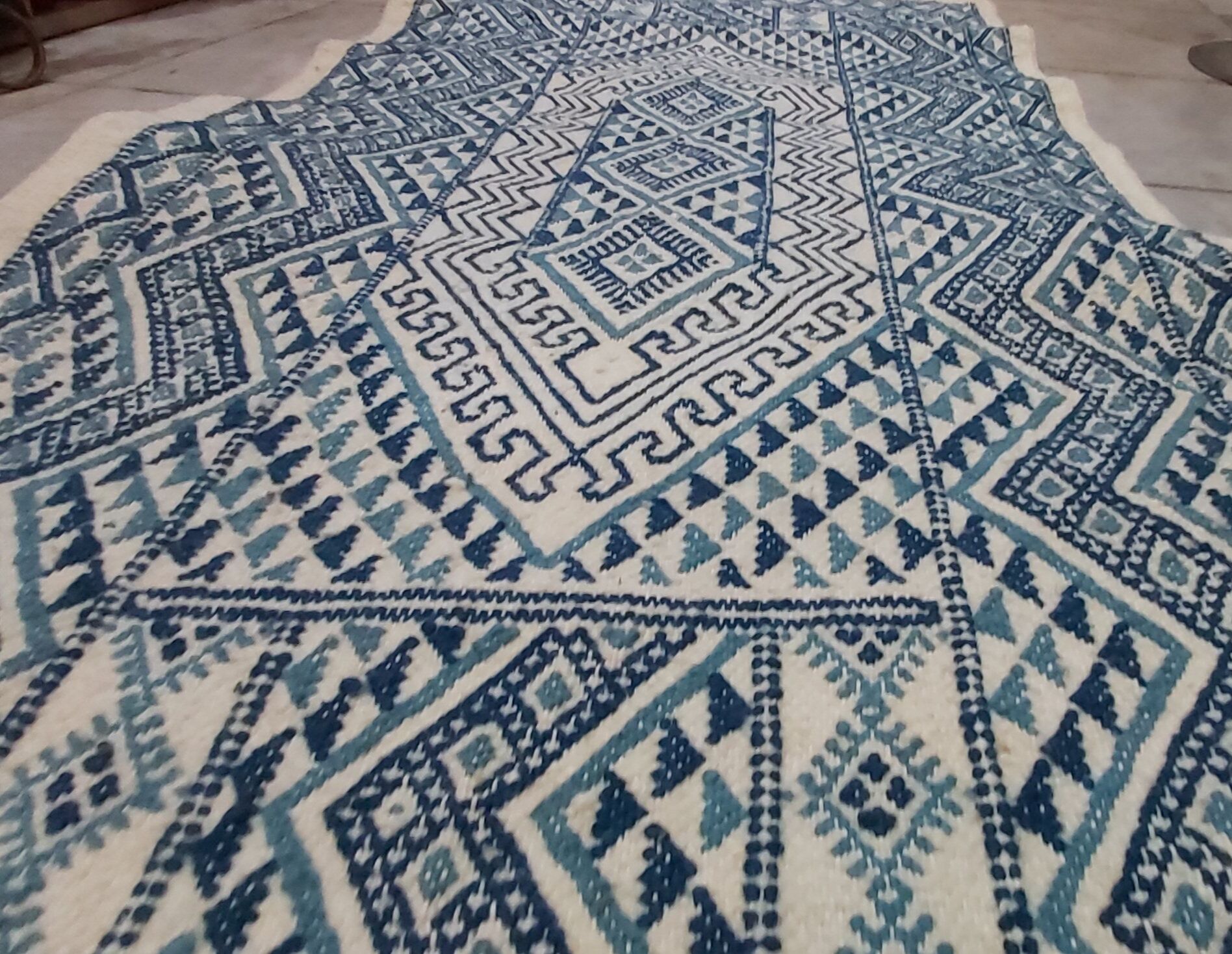 Tapis kilim bleu et blanc fait main 155 x 75 cm