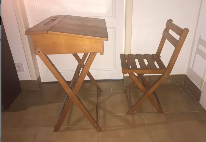 Foldable children's desk