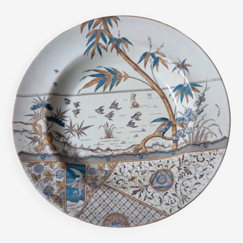 Plat creux décor tropical polychrome par G&W Melbourne, vers 1885