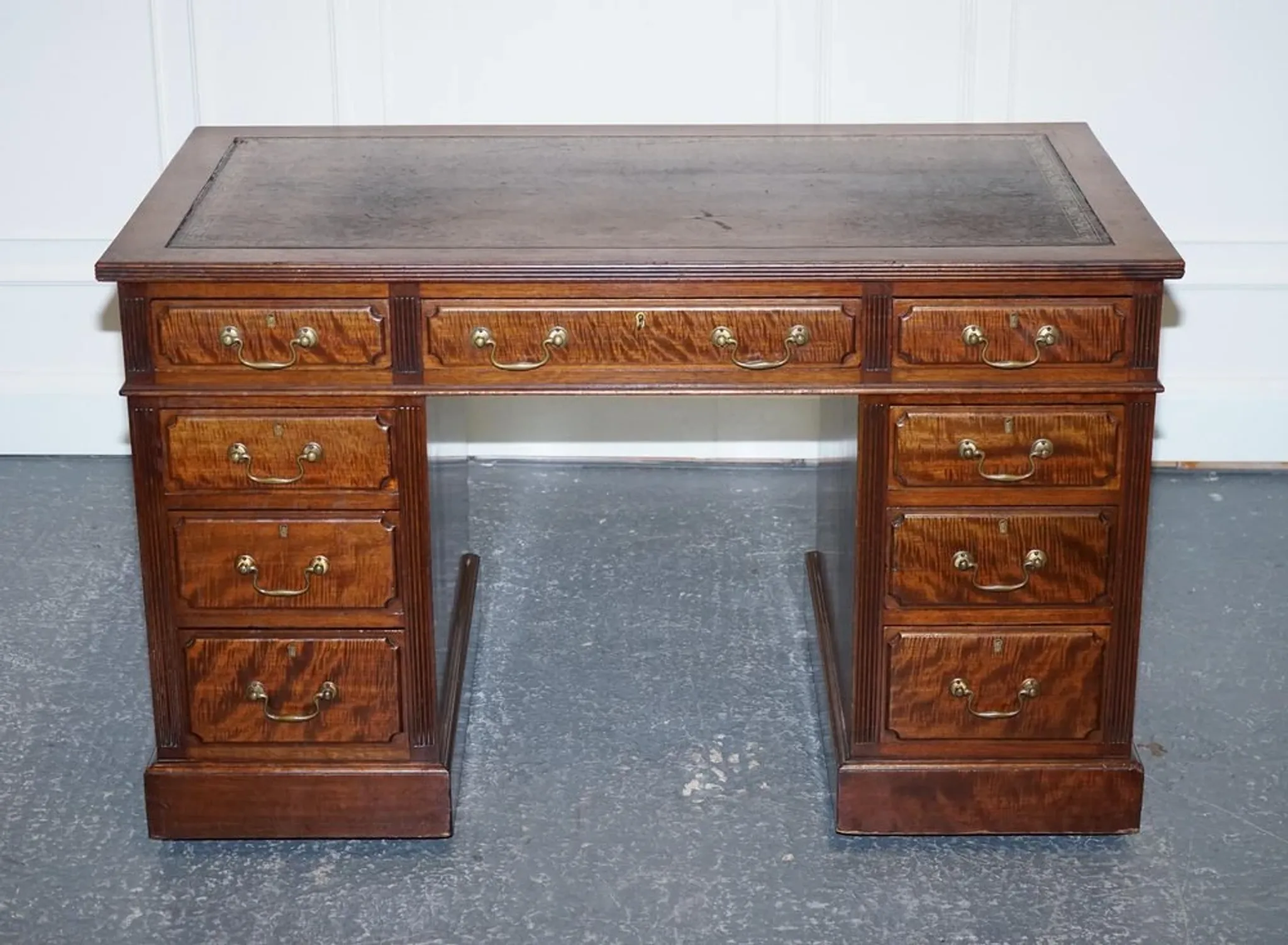 Antique Pedestal Desk by Edwardian Maple & Co, 1890