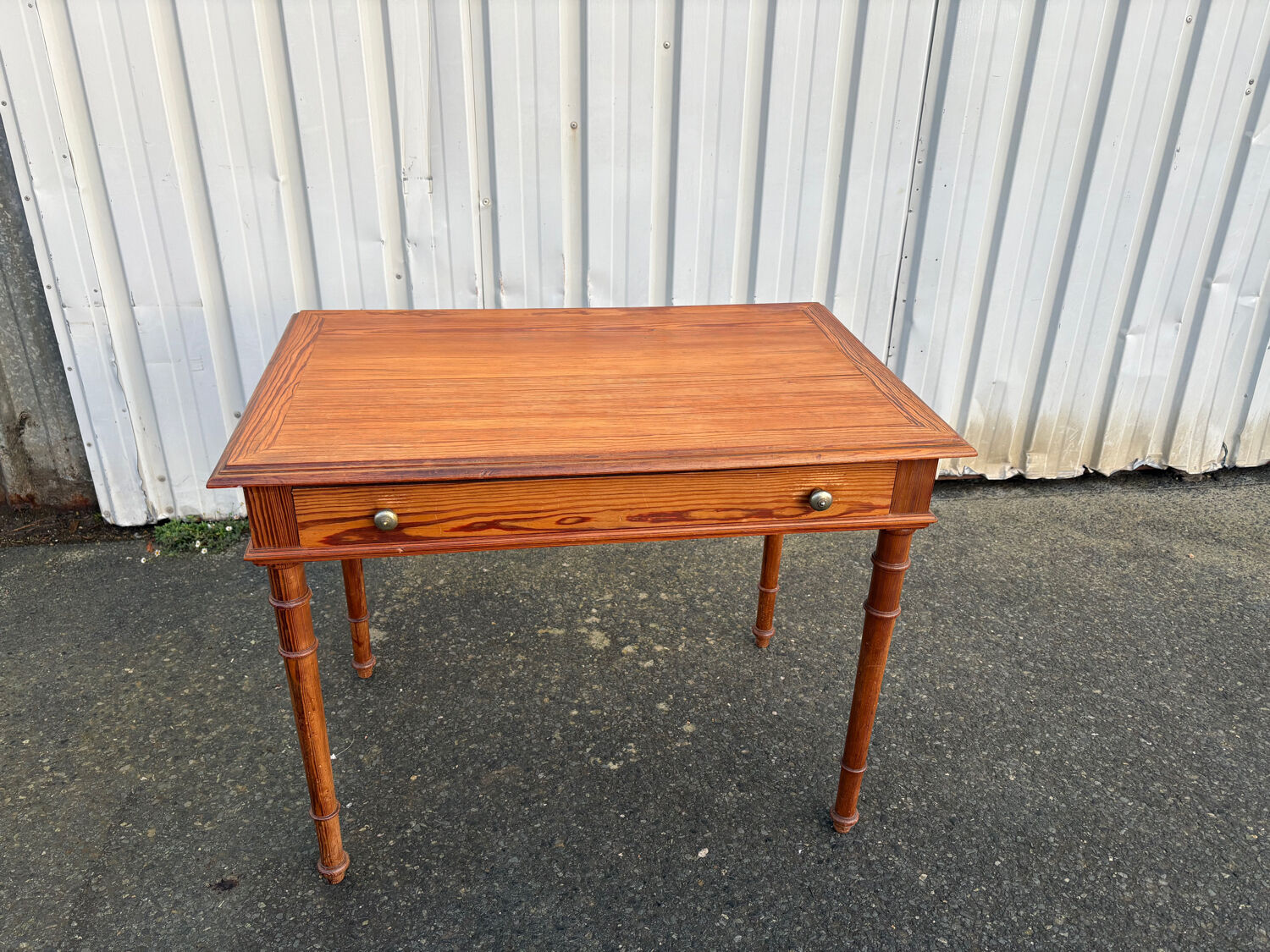 Bureau ancien en pitchpin, pieds tournés, tiroir – superbe patine