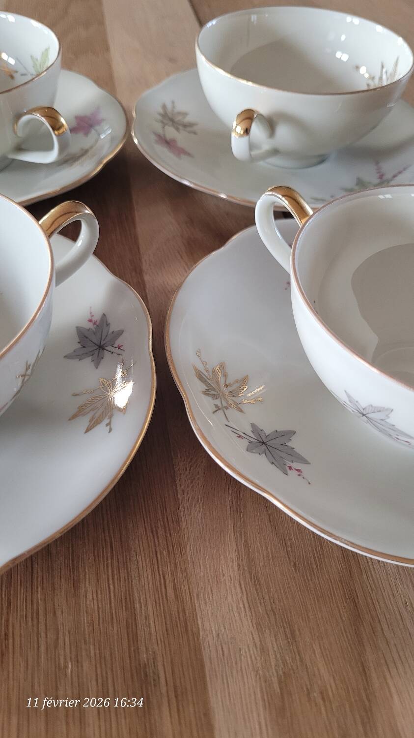 4 cups and saucers made of fine porcelain from Bavaria.