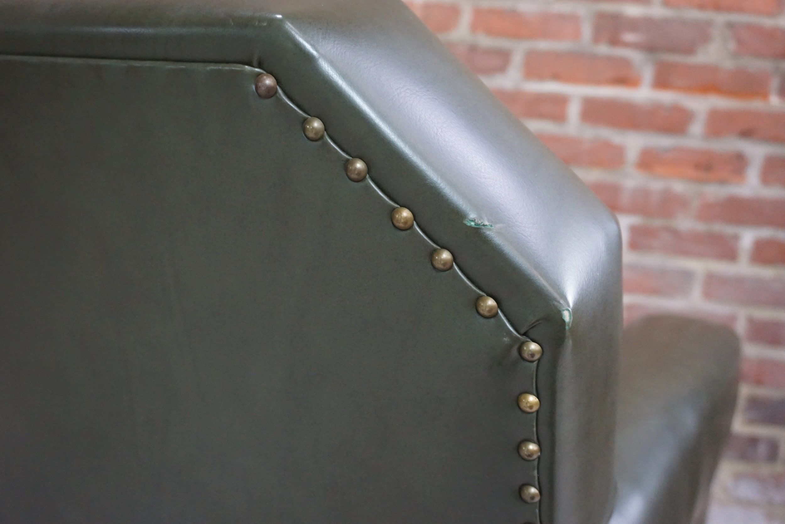 Fauteuil club art déco en skaï et bois