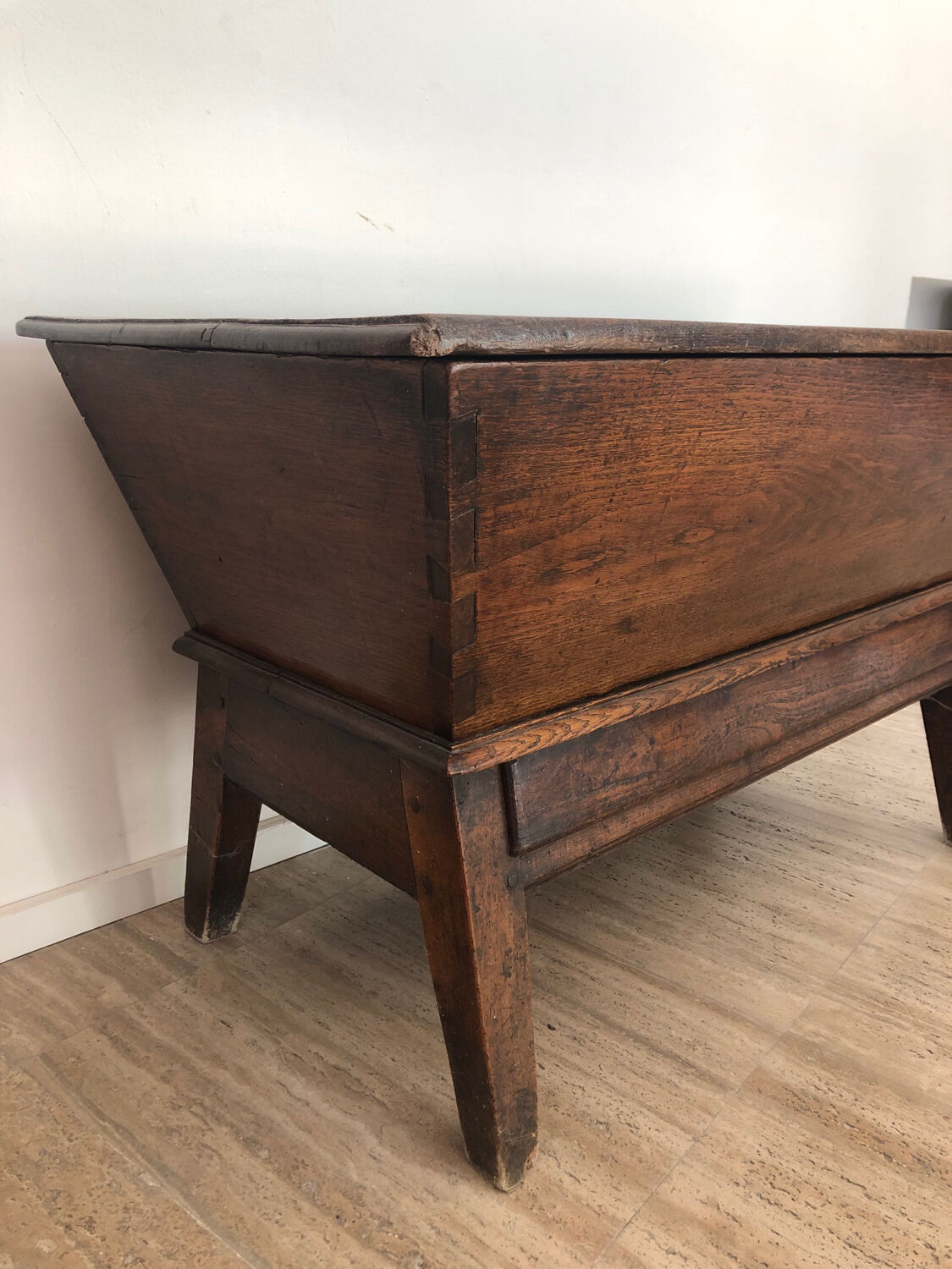 Coffre sur pied / maie en bois