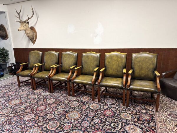 Ensemble de chaises présidentielles Chesterfield anglaises classiques.