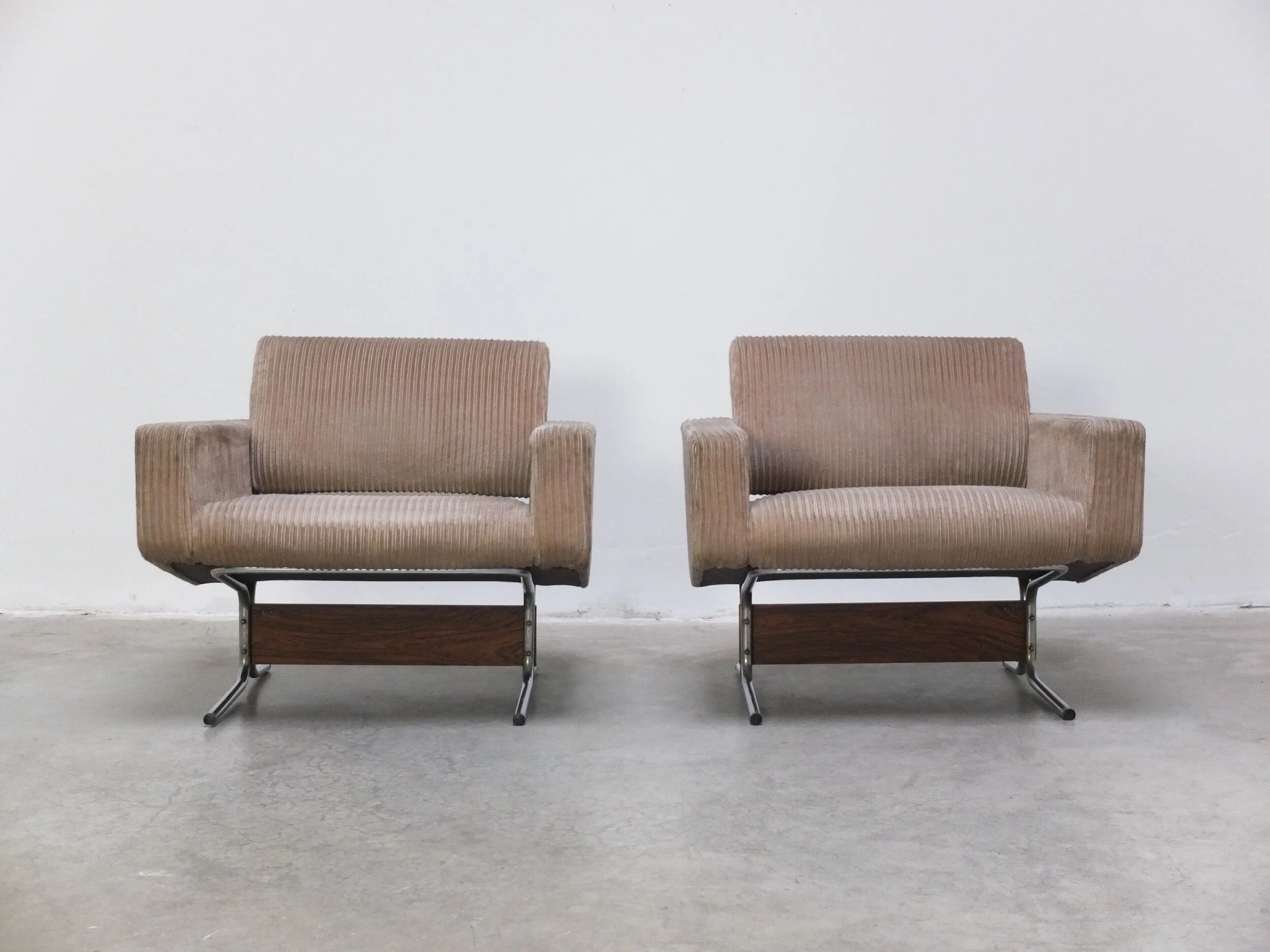 Pair of 'Caracas' lounge chairs by Pierre Guariche for Meurop, 1967