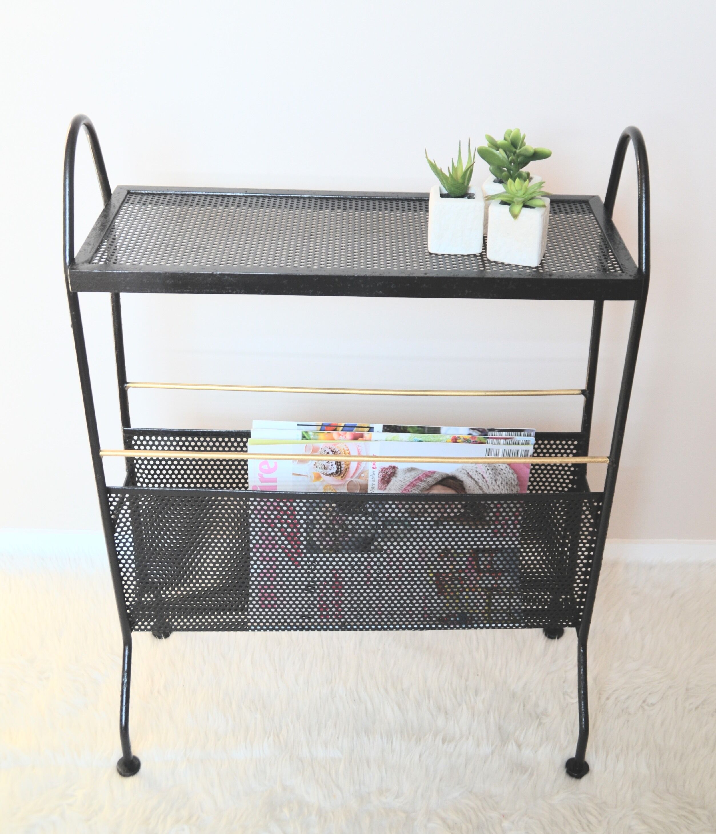 Magazine rack metal