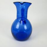 Pichet bleu en verre soufflé artisanal