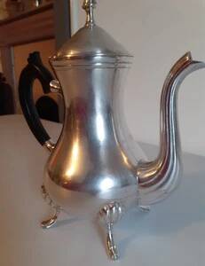 Metal teapot / Bakelite handle