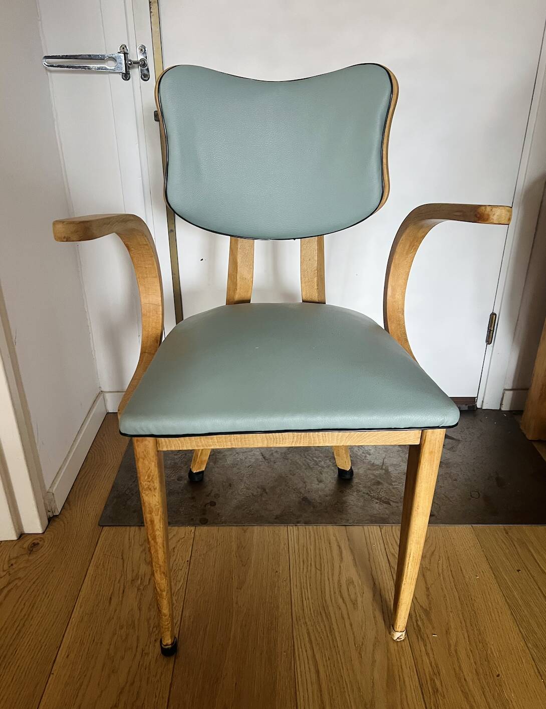 Suite de 4 Fauteuils Vintage « papillon » Pieds Compas