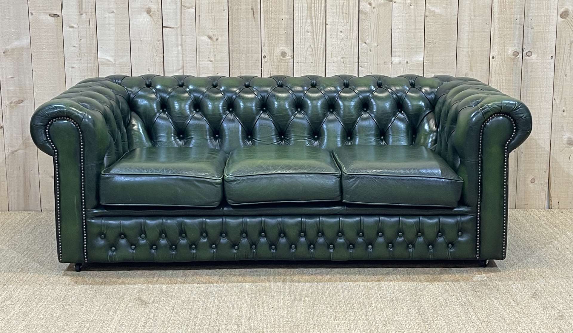 Chesterfield 3-seater sofa in green leather from the 80s