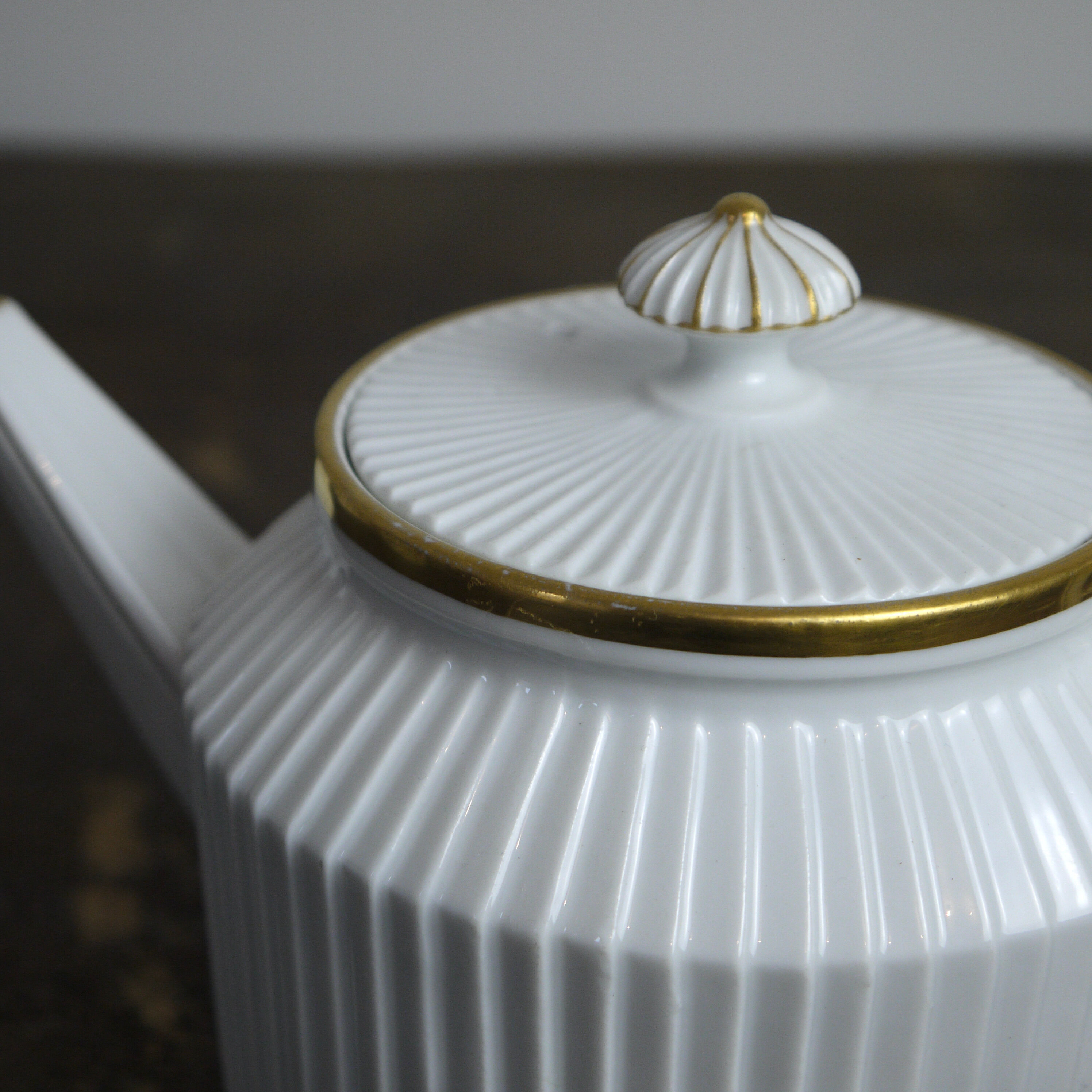 Mehun porcelain white teapot and porcelain gold