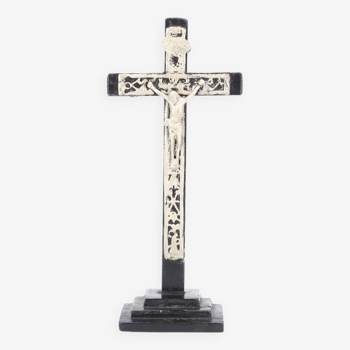 Crucifix à poser noir et gris en bois, années 30