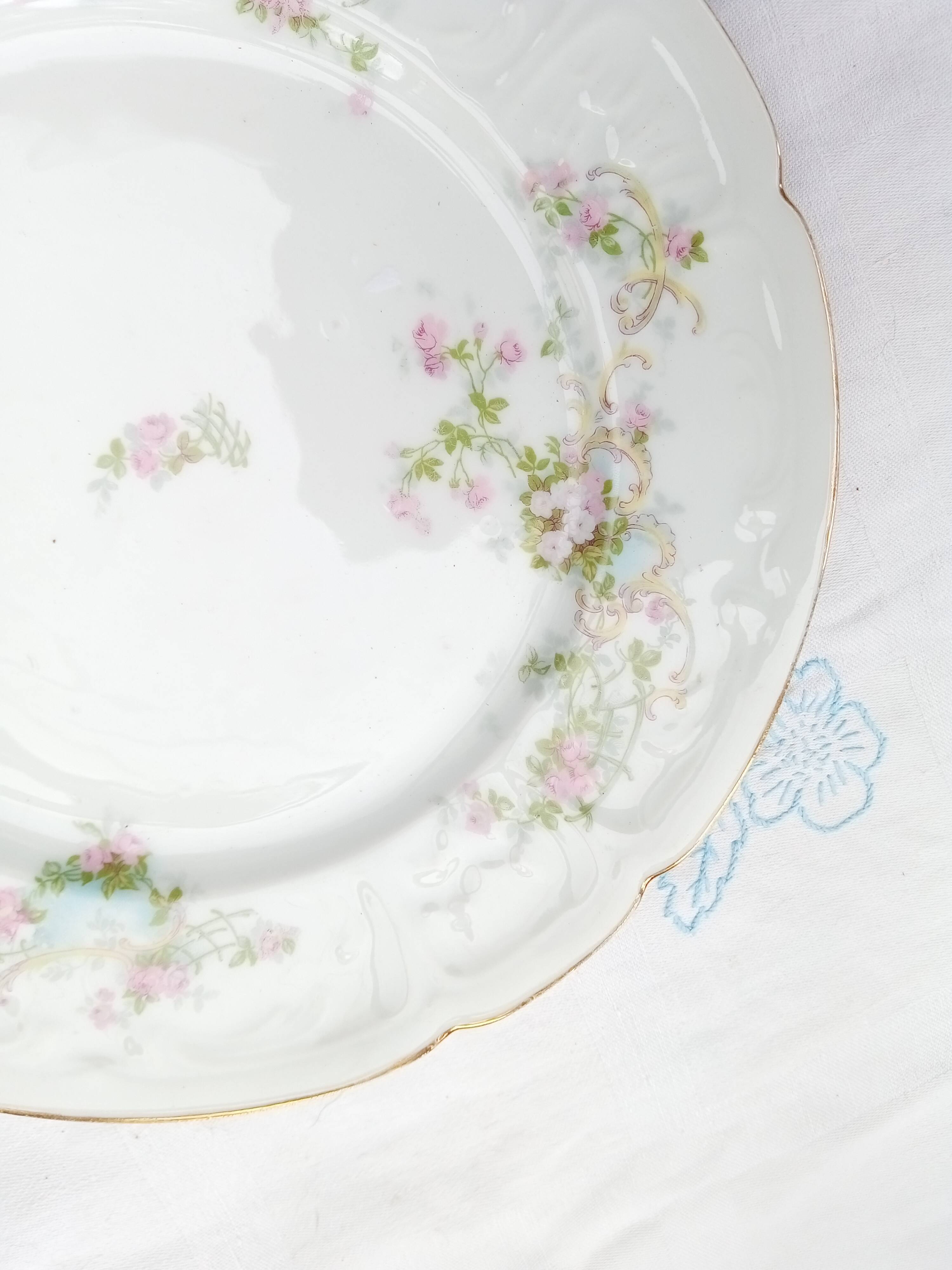 Assortment of 6 dinner plates