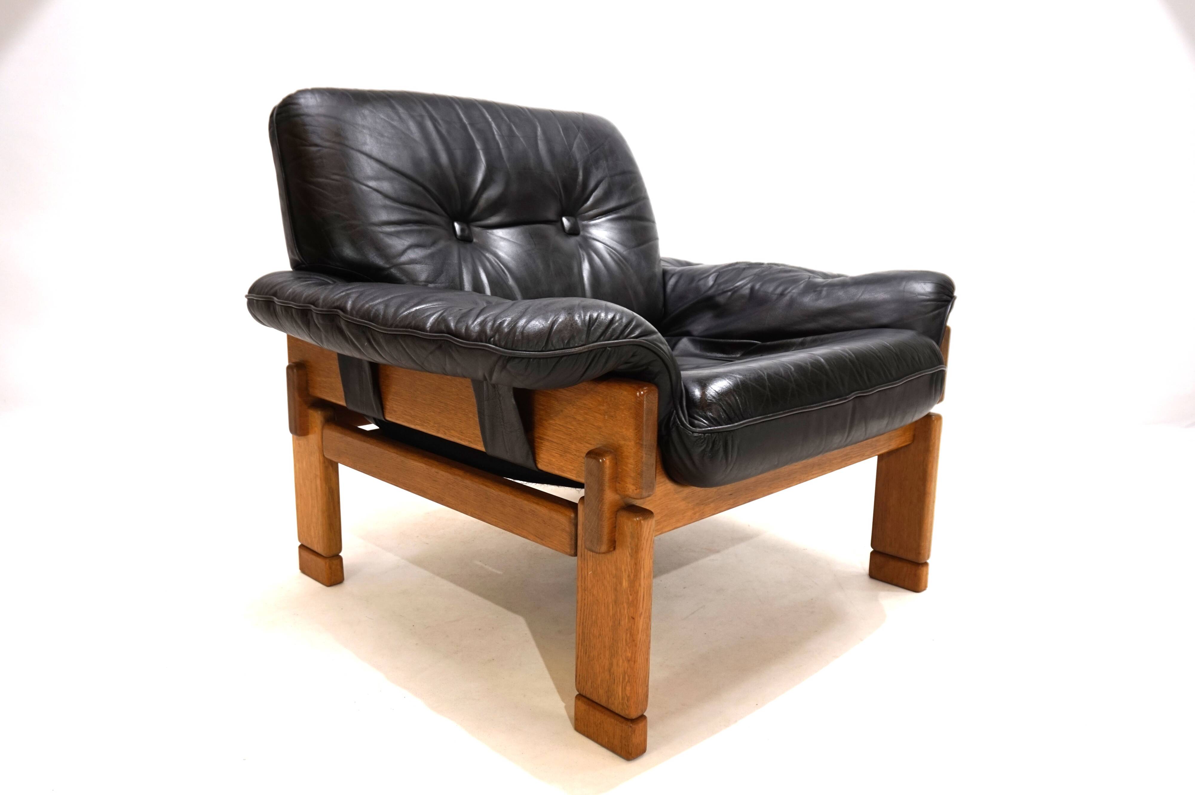 Fauteuil brutaliste cuir et chêne, 1960