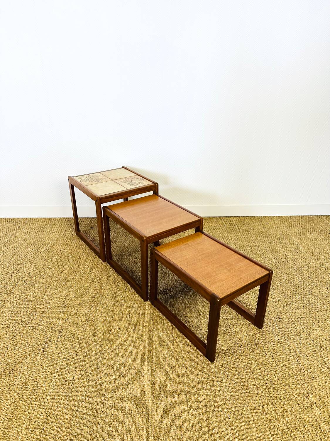 Nest of coffee tables in teak and ceramic