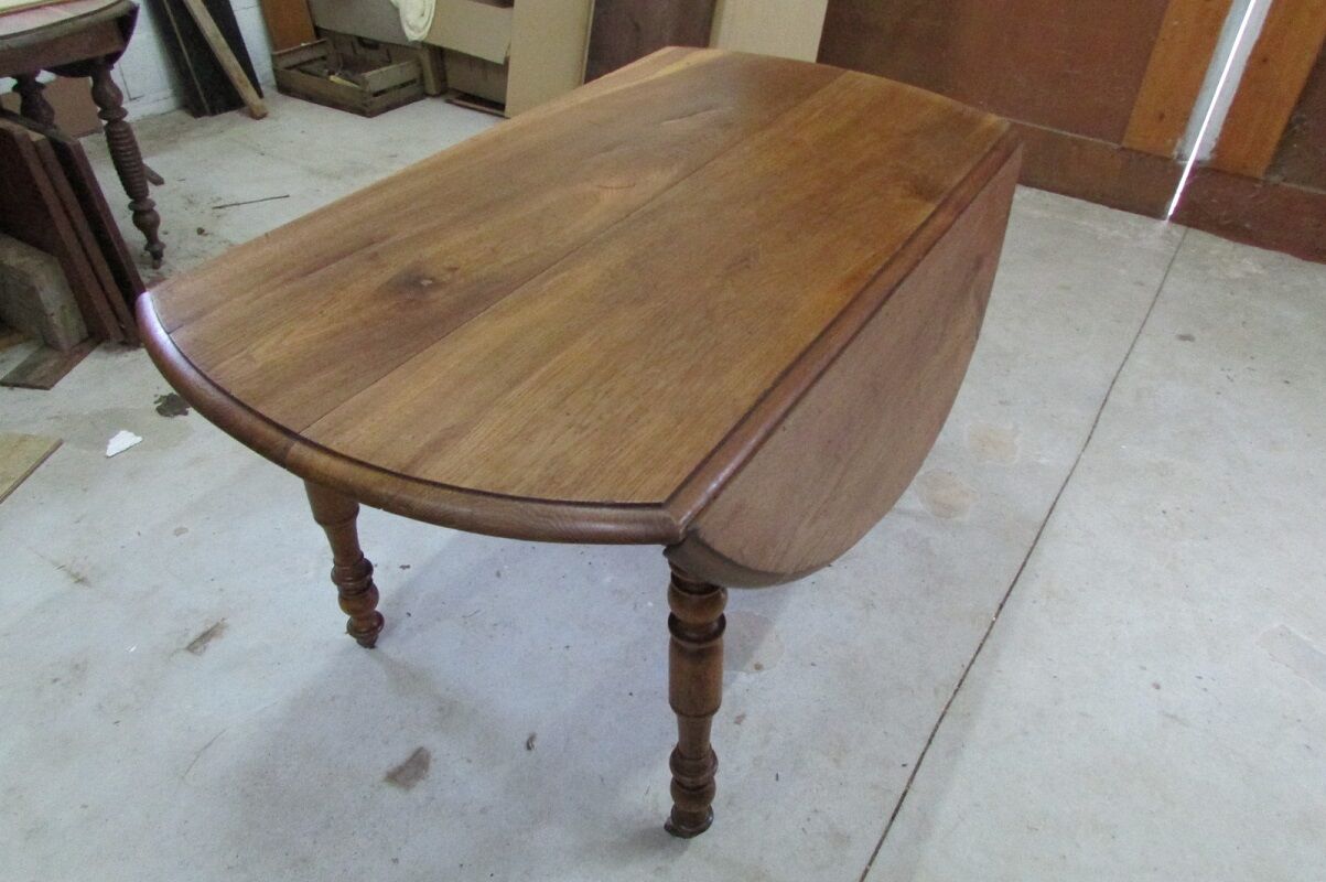 Round kitchen table with solid oak shutters