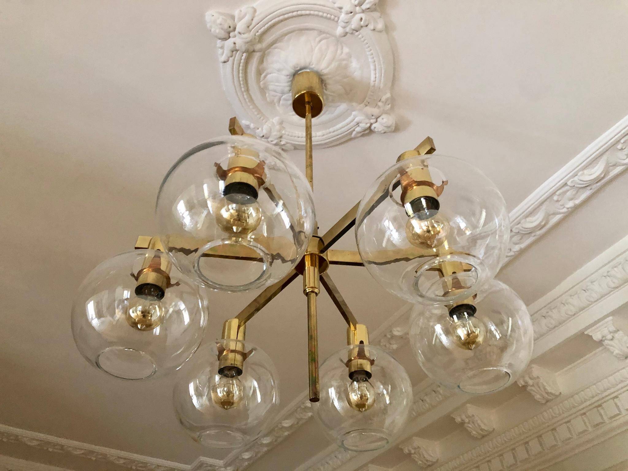 Lustre "Pastoral" en laiton avec six globes Hans-Agne Jakobsson