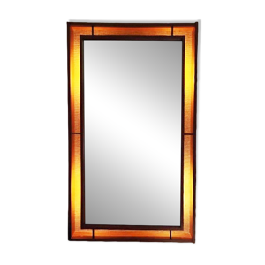 Un grand miroir rétro-éclairé,