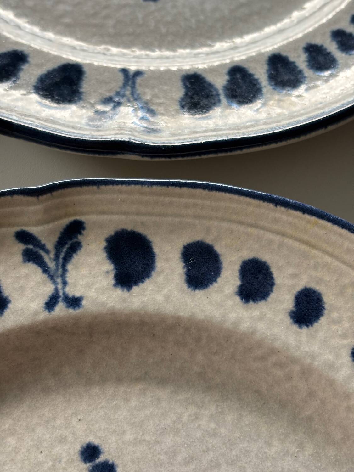 Assiettes en grès faïencerie de Pornic
