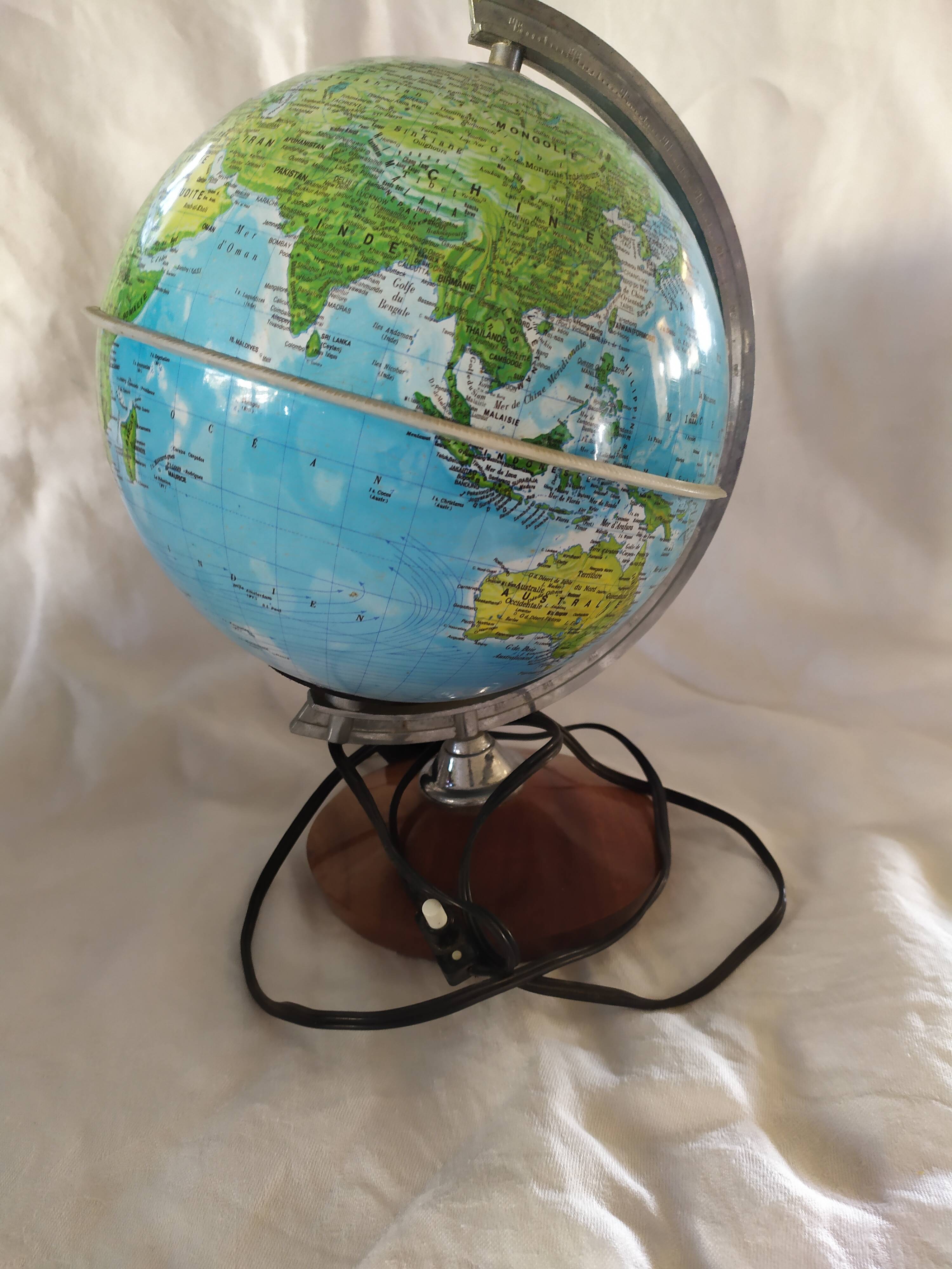 Luminous terrestrial globe