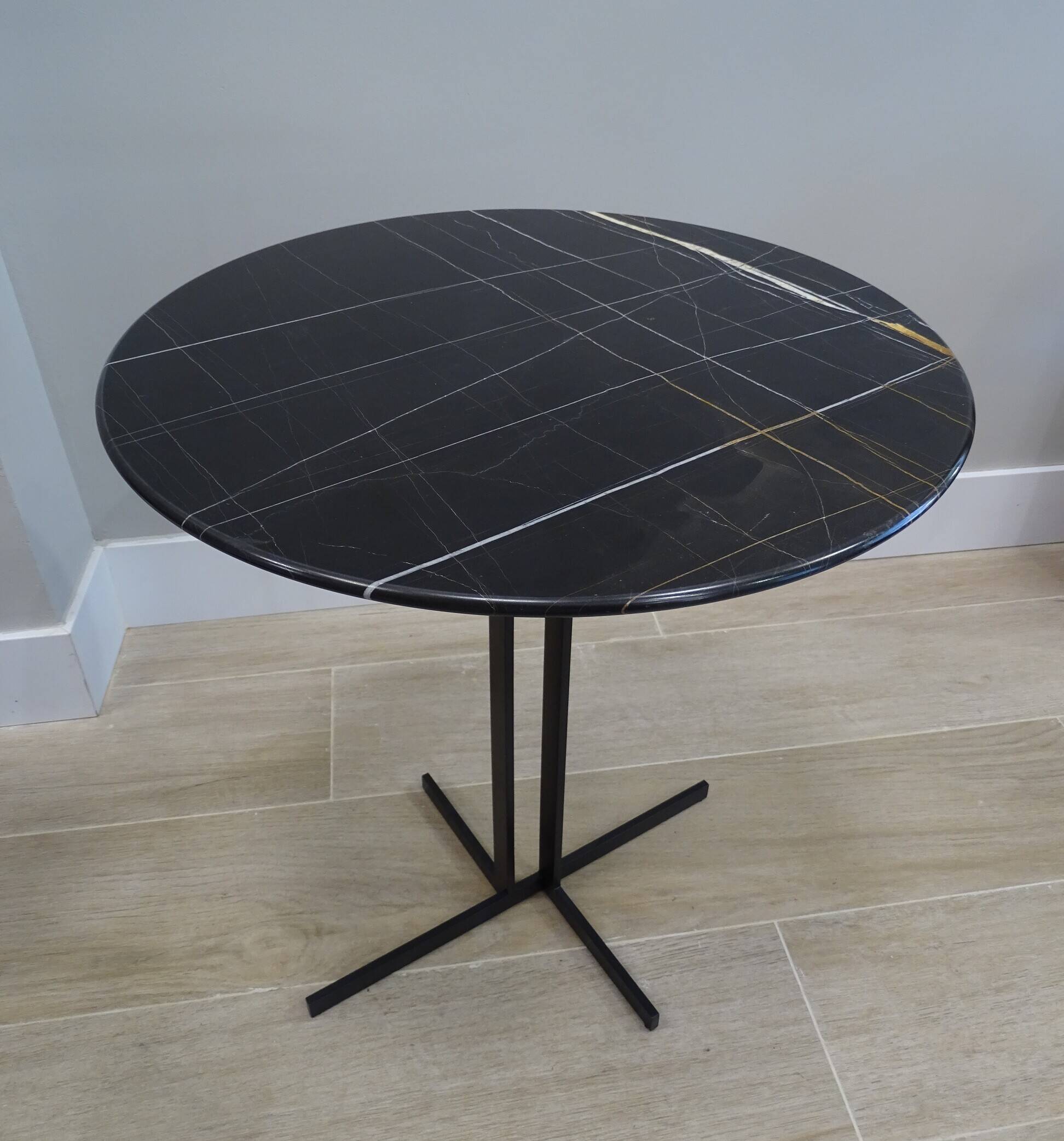 Coffee table or auxiliary table Natuzzi, marmol Sahara Noir, s. XXI – Italy