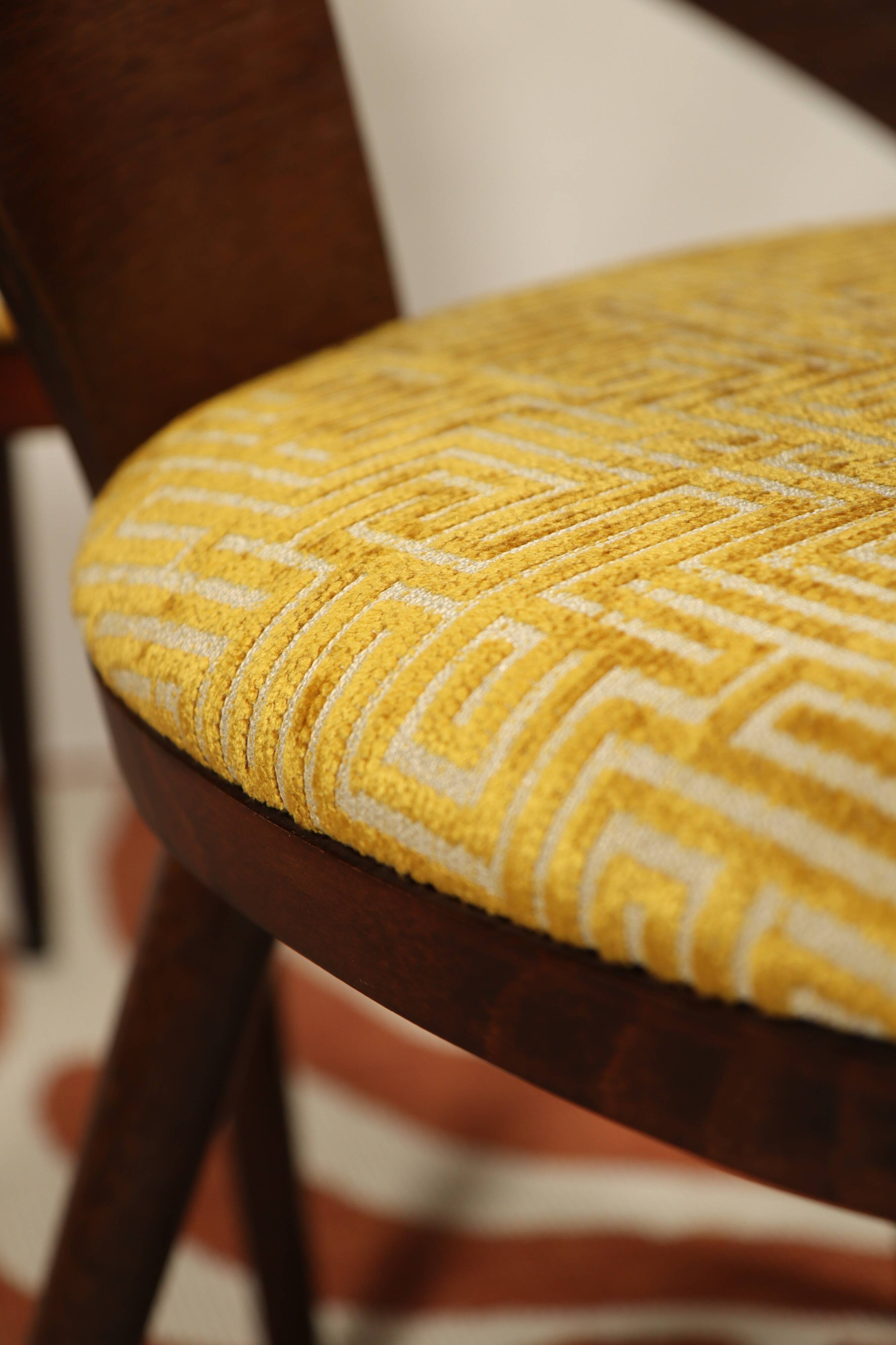 Ensemble de 4 chaises de salle à manger de style art déco en bois de chêne marron chocolat avec revêtement géométrique