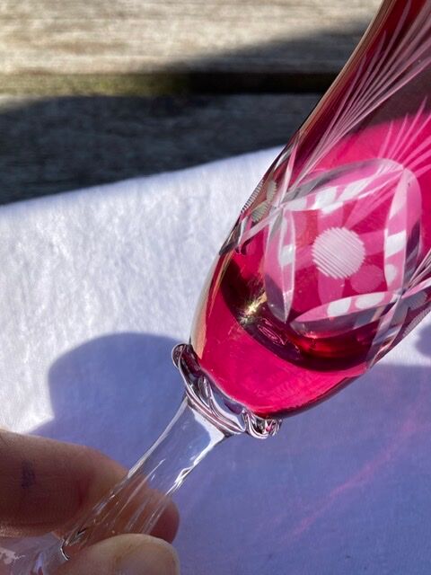 7 flûtes à champagne en verre gravé