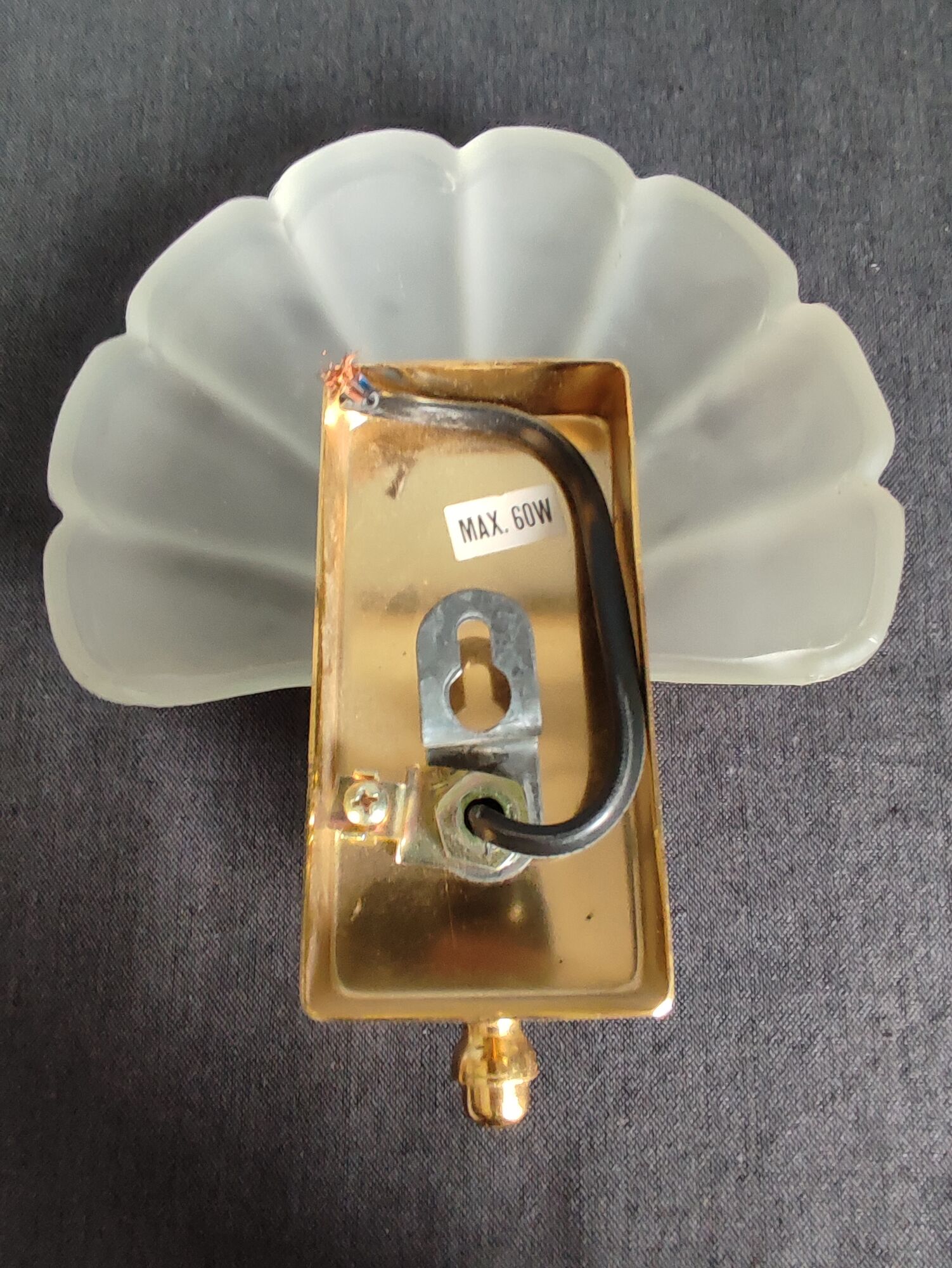 Shell-shaped wall lamp in frosted glass and vintage brass