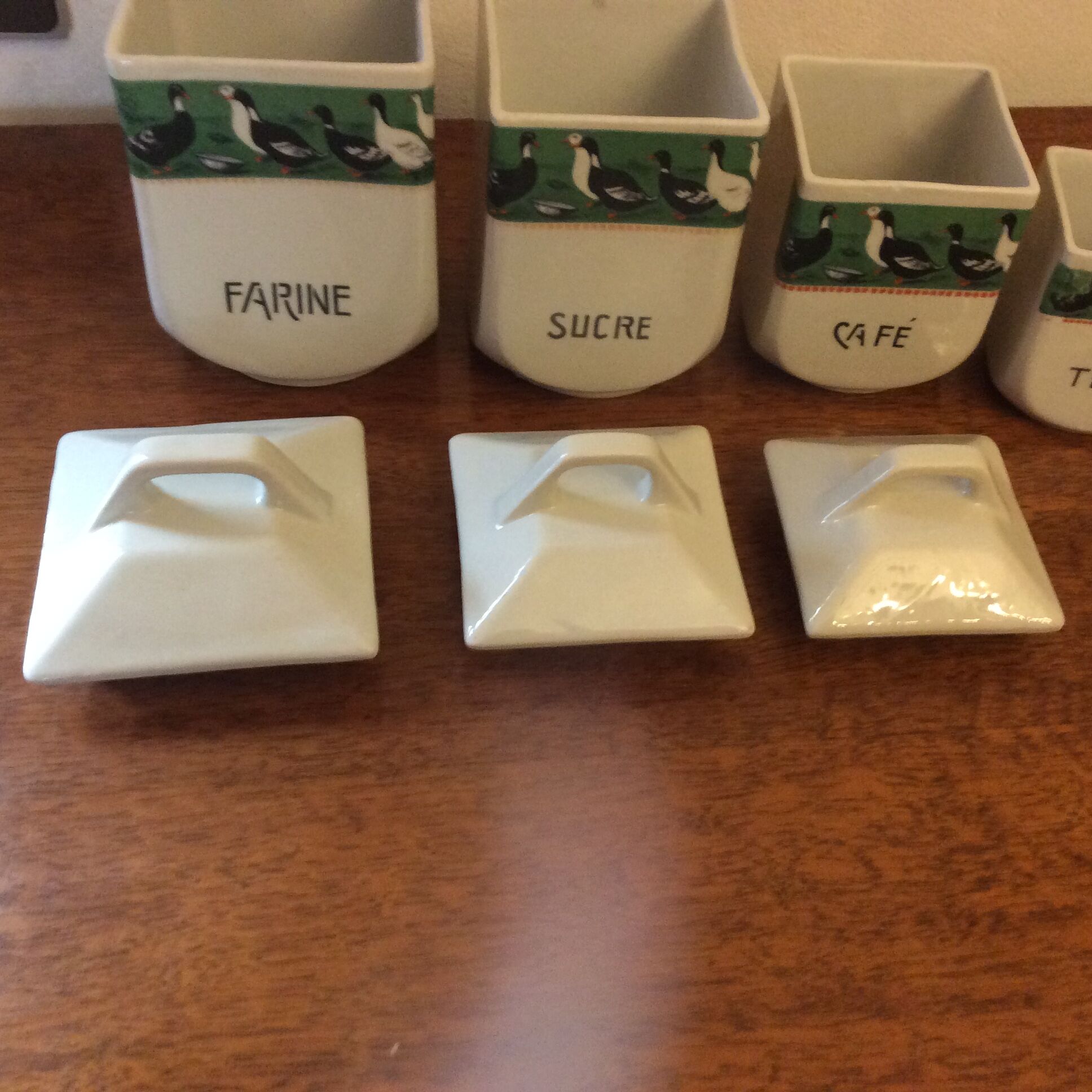 Set of 6 old pots with 3 trundle lids