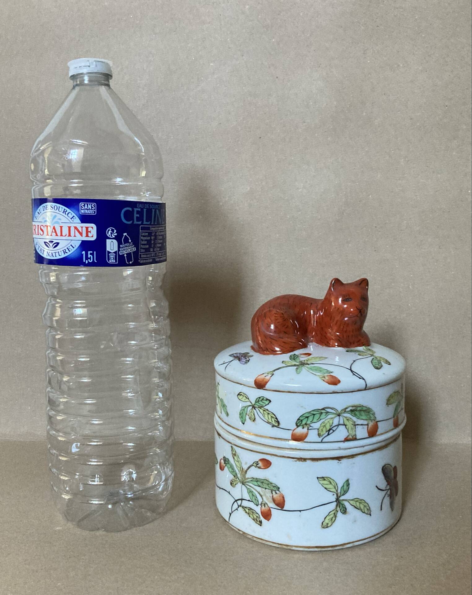Pot couvert en faïence IMARI décor fait main, fleurs papillons et chat