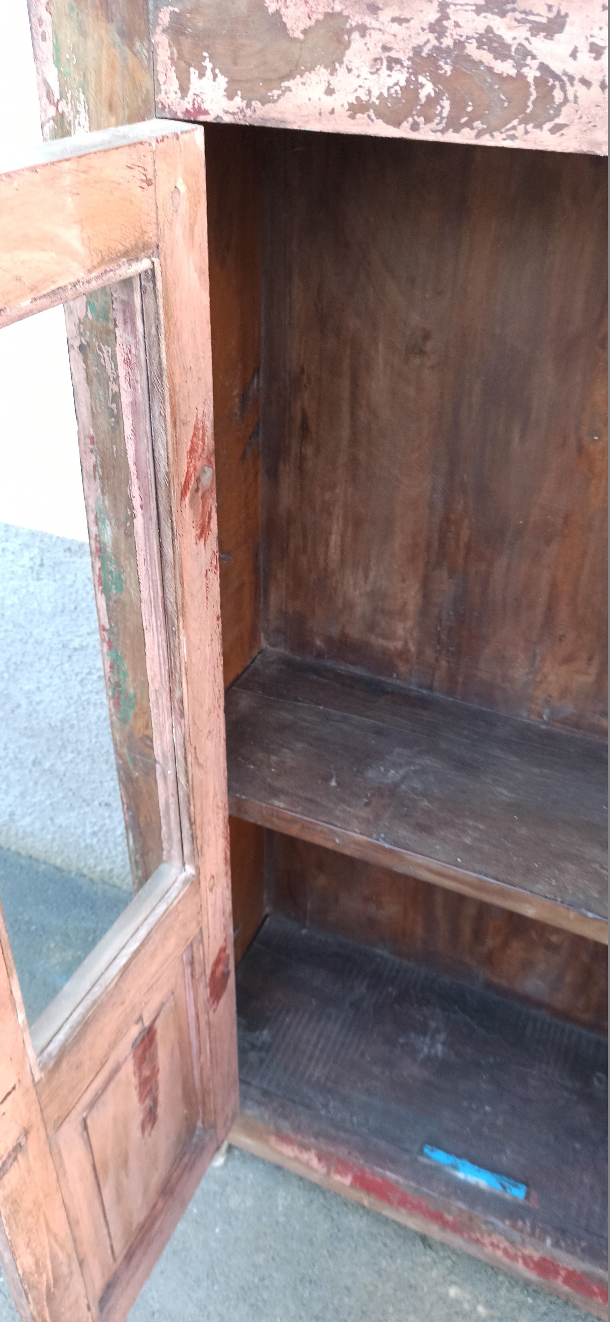 Armoire en bois rose avec portes vitrées