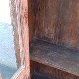 Armoire en bois rose avec portes vitrées