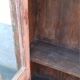 Armoire en bois rose avec portes vitrées