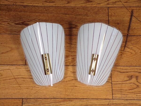 Paire d'appliques modernistes en verre peint