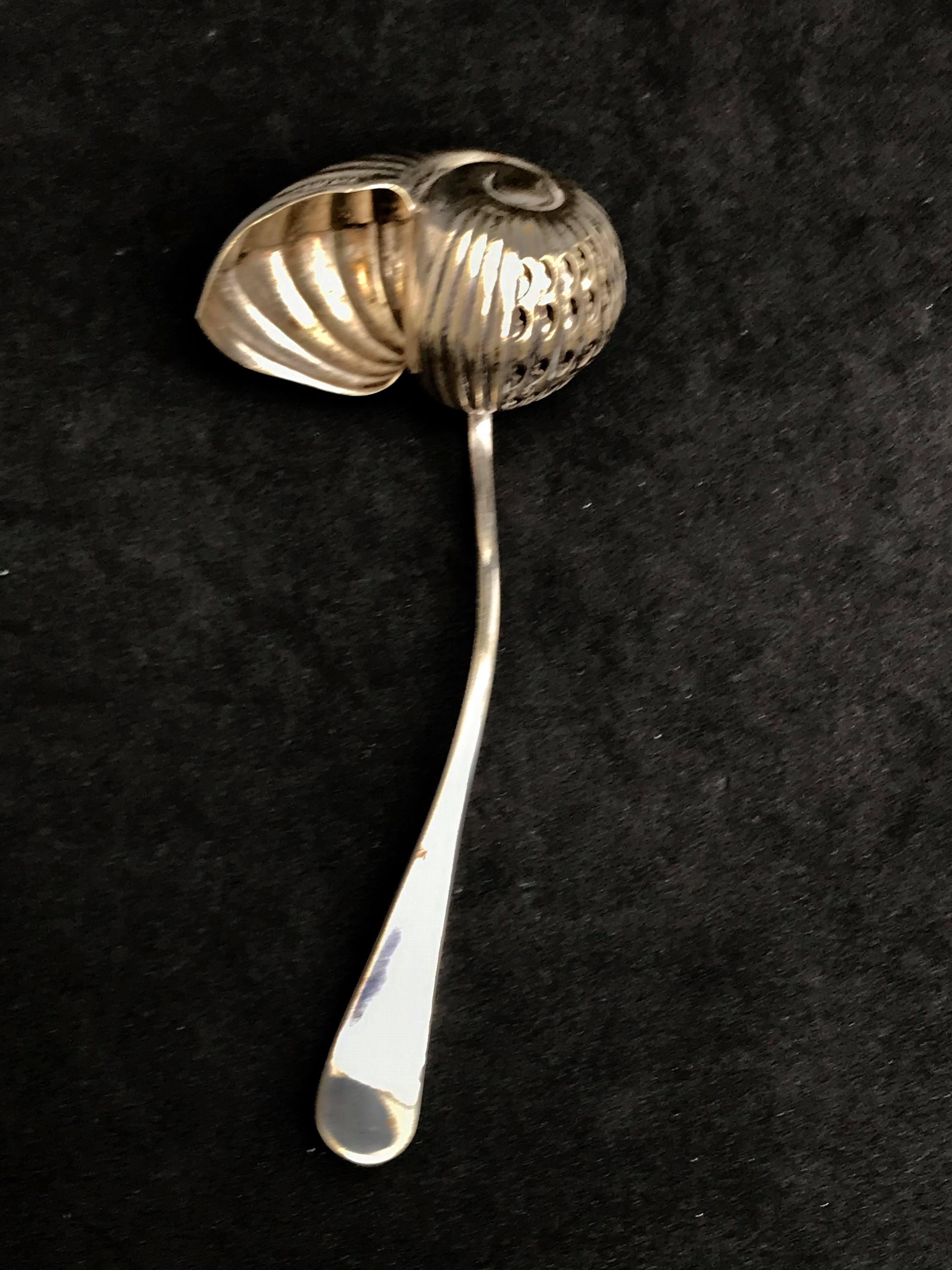 Cuillère a sucre en forme de coquille 1905