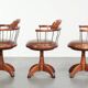 Ensemble de 3 chaises de bureau / de côté pivotantes avec un siège en cuir de vache couleur cognac.