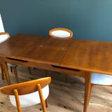 Extendable Scandinavian table
