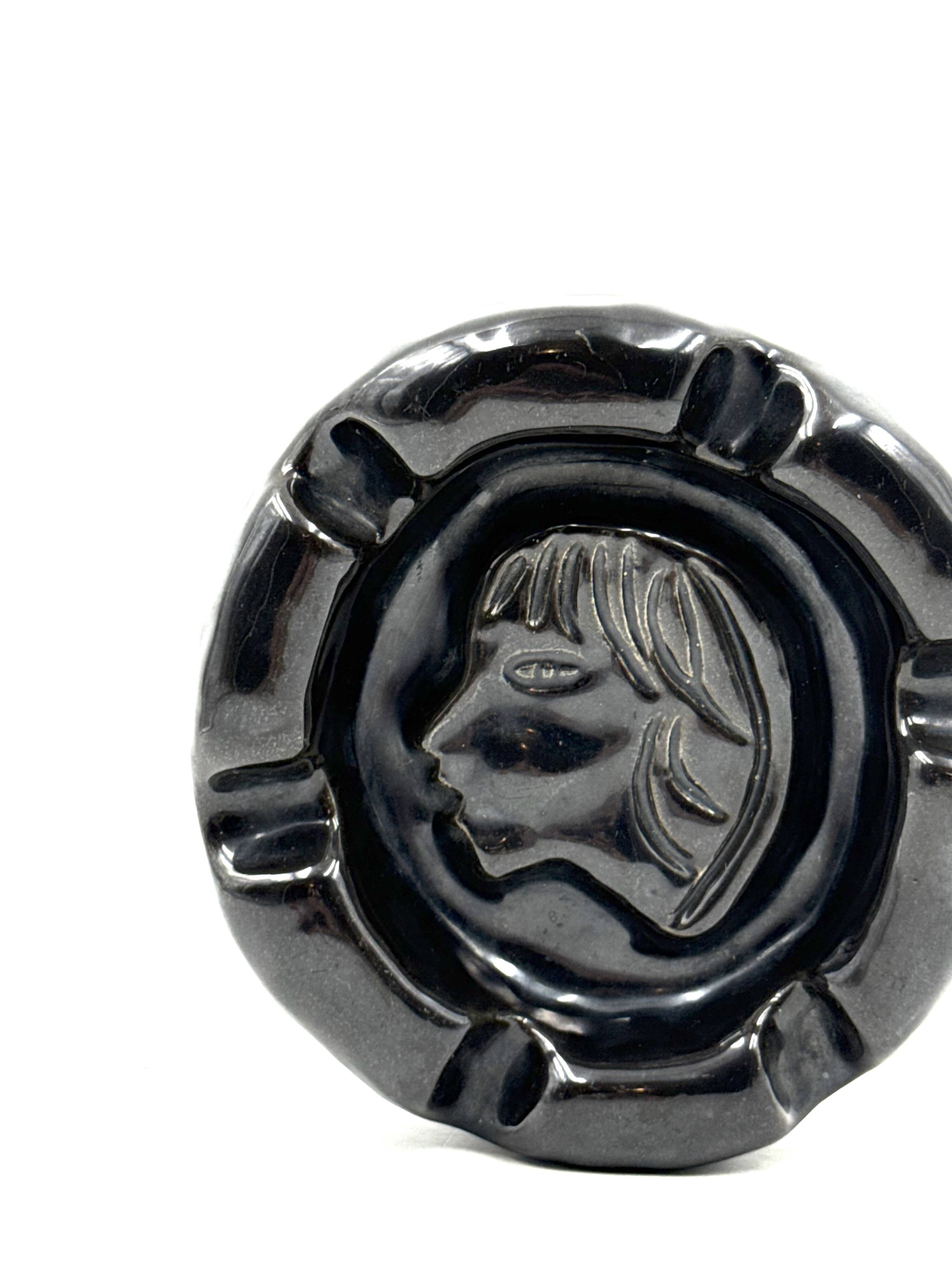 Cendrier en céramique noire émaillée du milieu du siècle, Accolay France années 1960
