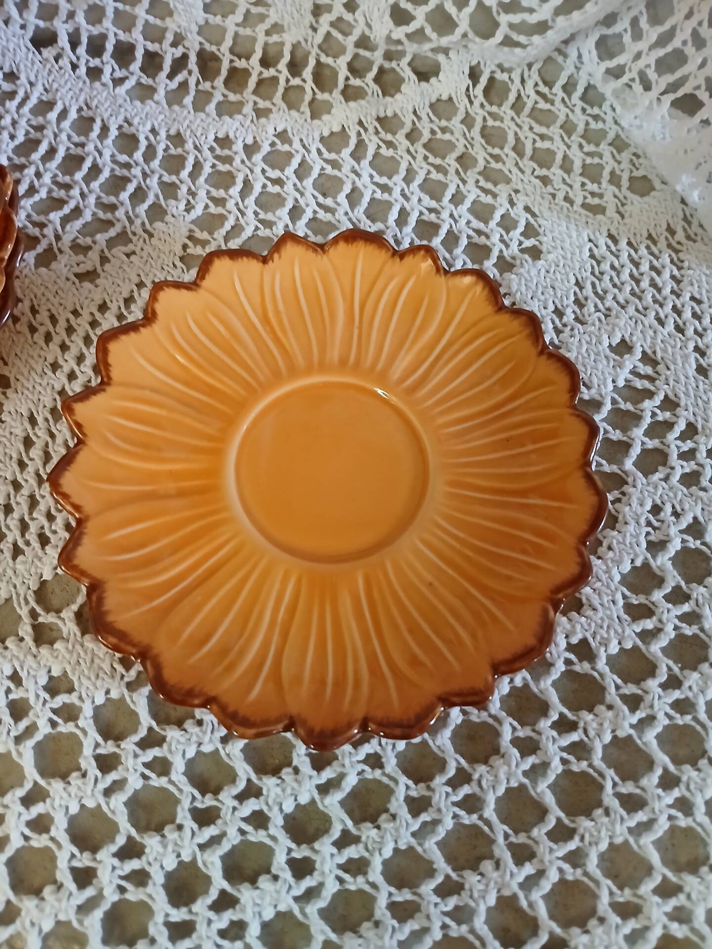6 tasses à café et soucoupes style barbotine
