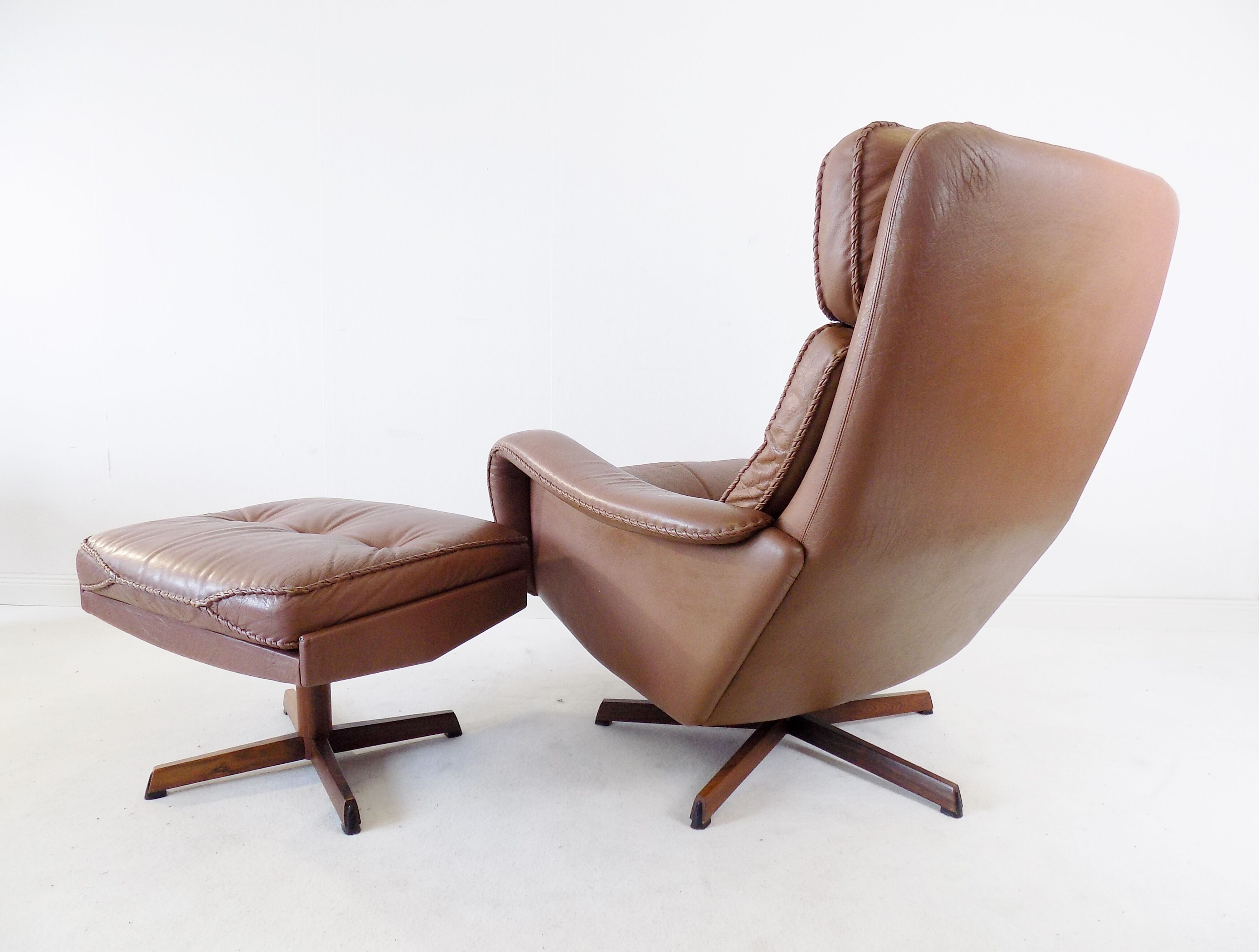Fauteuil cuir avec pouf de Madsen & Schübel pour Bovenkamp