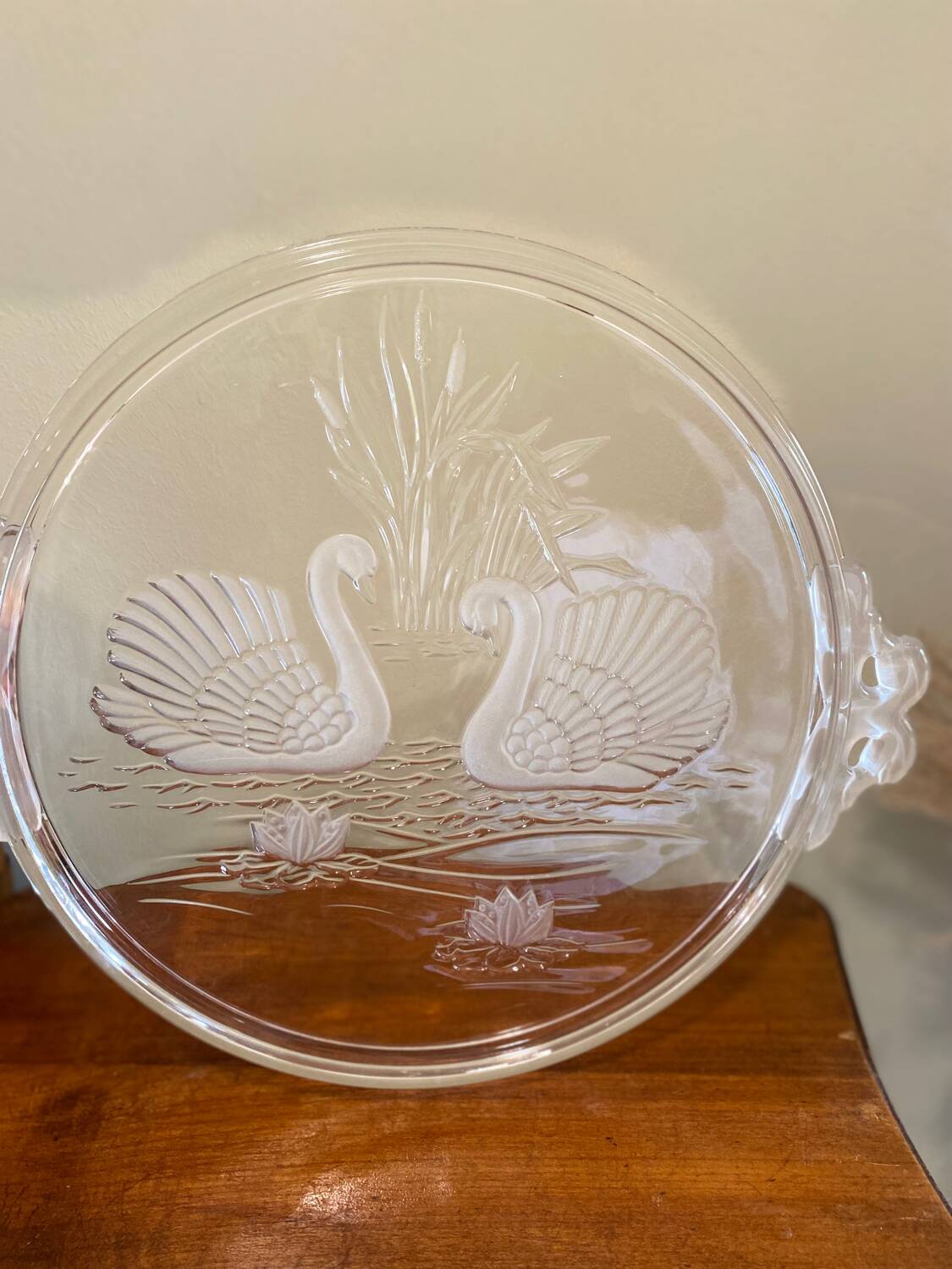 Glass tray with swan decor