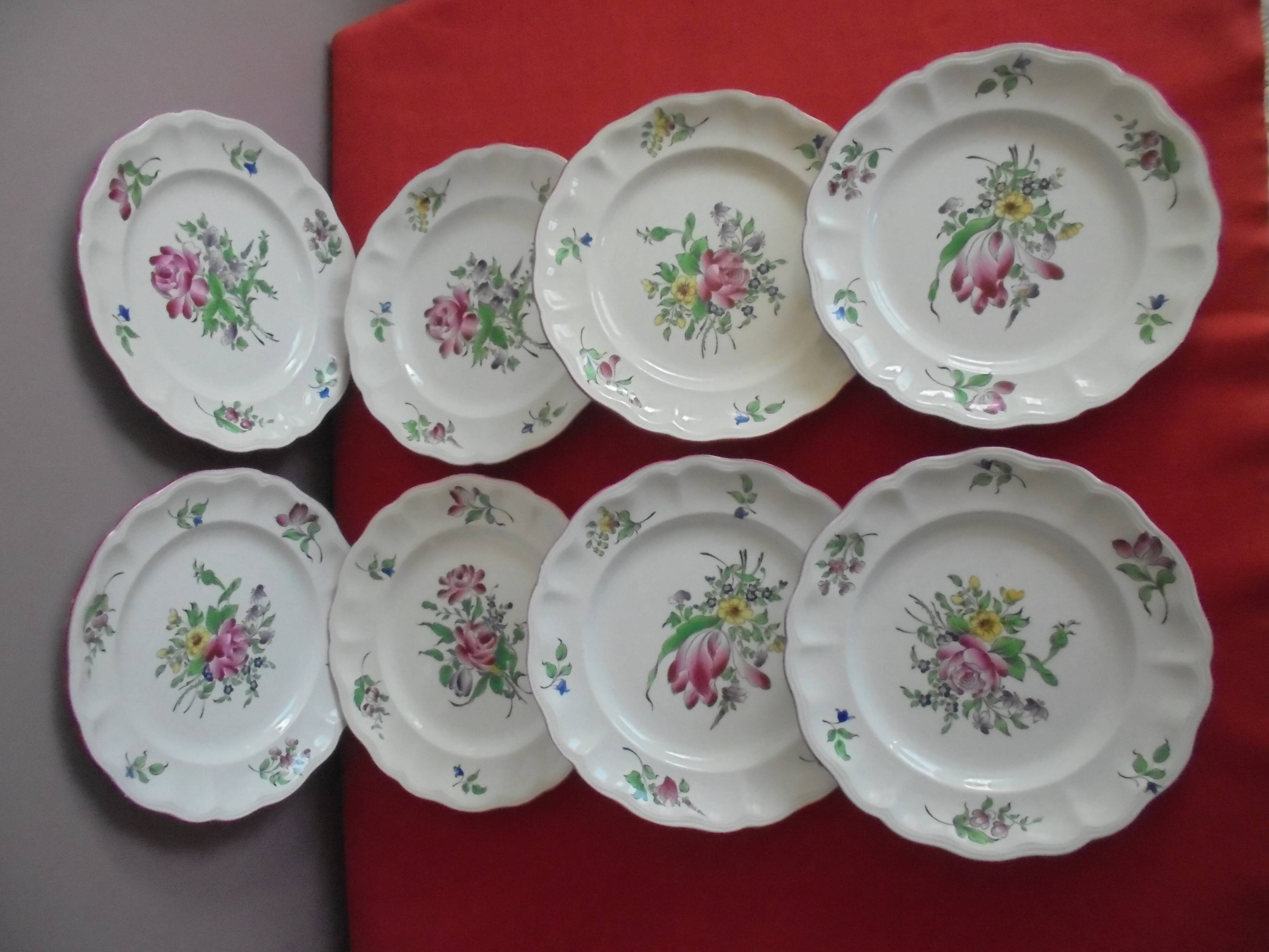Lot 8 flat plates porcelain of Lunéville Flower patterns