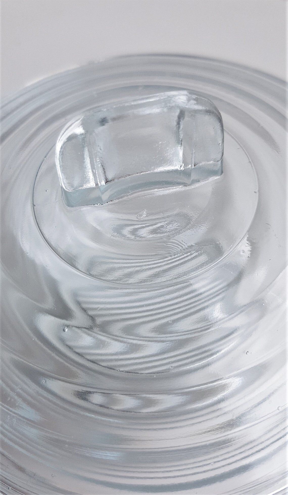 Round-shaped glass box