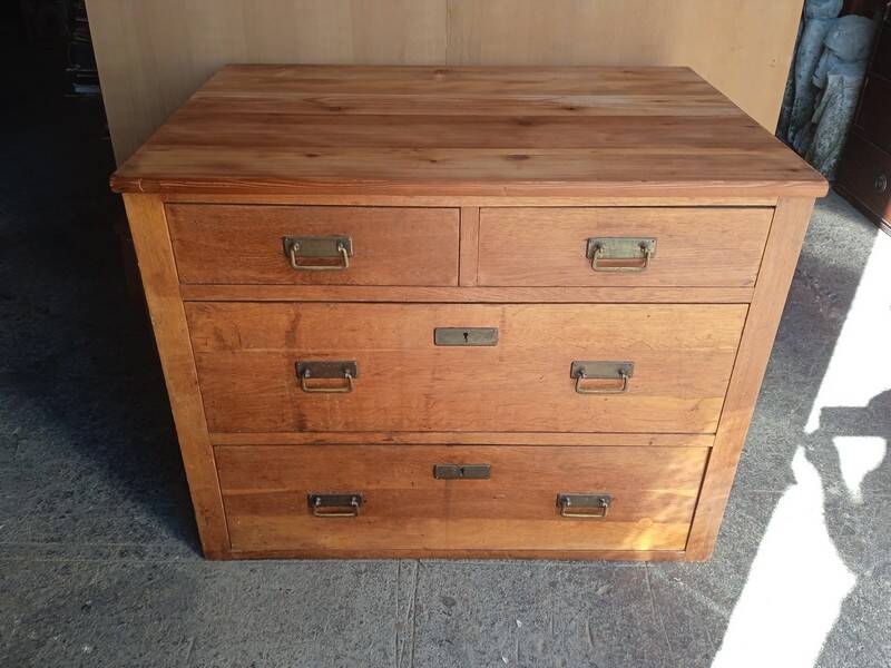 Commode en chêne brut et laiton, 1940