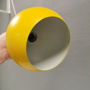 Lampe suspendue sphérique en jaune ensoleillé.