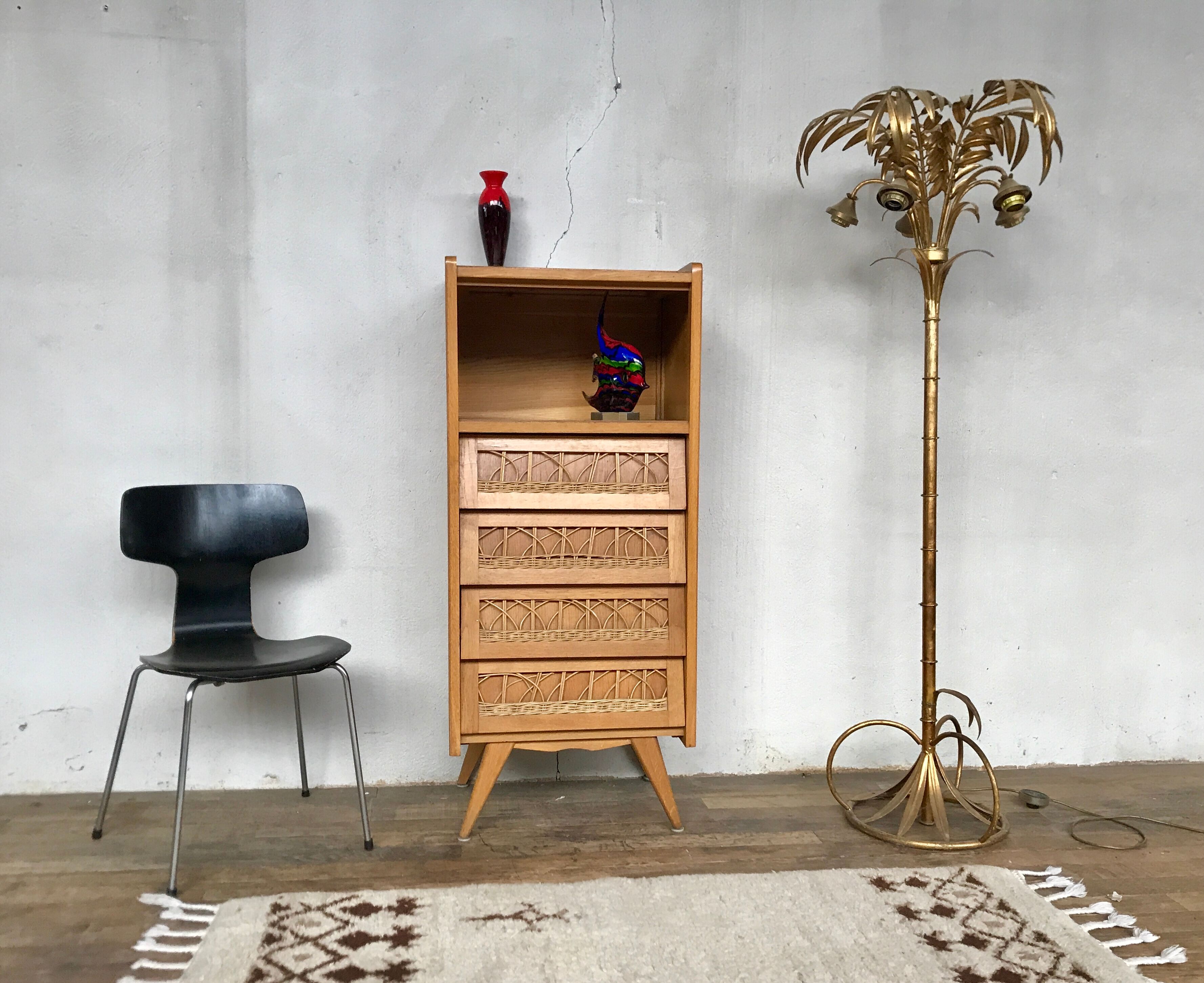 1950-foot compact dresser