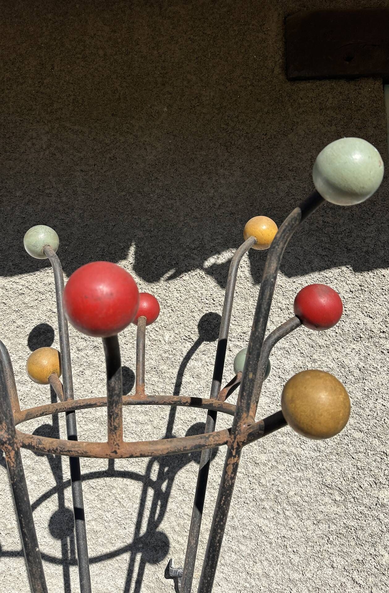 Ancien portemanteau en fer forgé type clé de sol par Roger Féraud