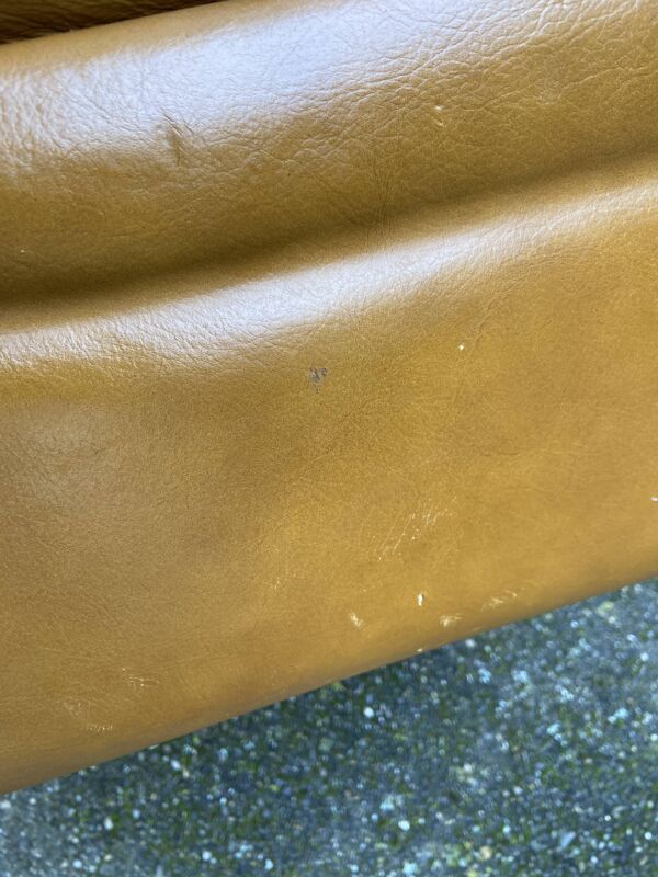 Fauteuil chauffeuse lounge cuir vintage 1970 beka club