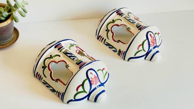 2 Vintage ceramic wall lights